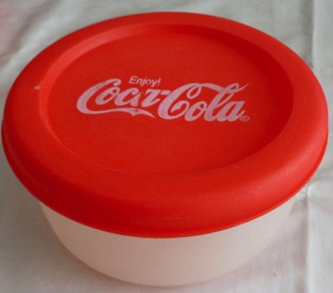 7537-3 € 3,00 coca cola plastic bakje met deksel doorsnee 14cm hoogte 6 cm